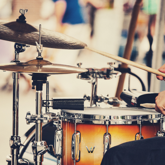 ההבדל בין תופי עץ לתופי מתכת בסנרים