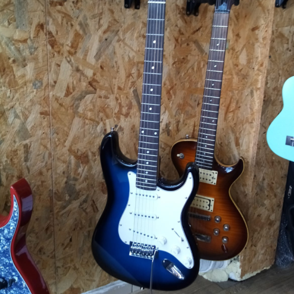 גיטרה חשמלית סטראט בצבע כחול צרוב